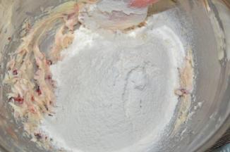 筛入混合粉，切拌均匀成絮状