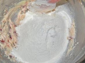 筛入混合粉，切拌均匀成絮状