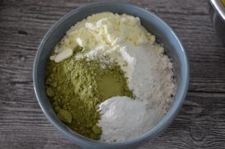 抹茶粉、低筋粉、泡打粉、奶粉倒在一起，混合均匀