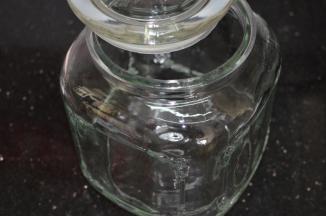 准备一个消毒了的无水无油的密封罐