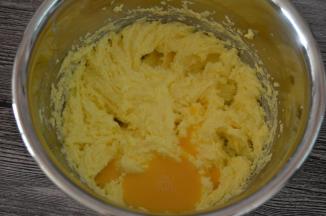 加入鸡蛋液，打至完全乳化（无油水分离状）