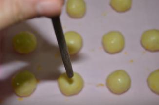 用筷子粗的一头，在饼胚中间戳一个孔