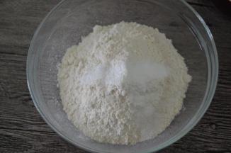 泡打粉、高筋粉放一起，混合均匀