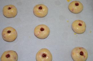 夹一点玫瑰花酱（不带汁）压进孔里
170度烤18分钟即可