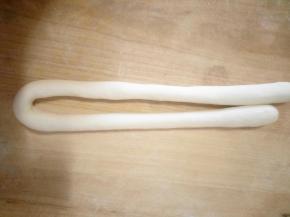 切一块面团搓长条