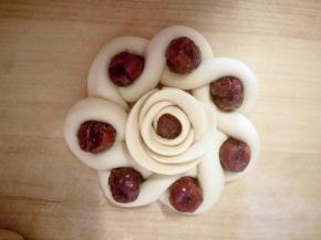 正好把花朵围起来，锅里注水开火，锅开后，二次醒发也差不多了，上火蒸25分钟，焖3分钟