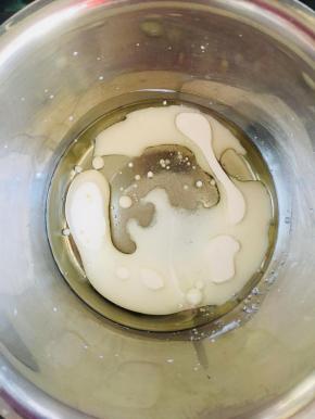 将牛奶与玉米油放入容器中，用蛋抽充分搅拌，乳化。