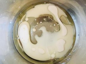 将牛奶与玉米油放入容器中，用蛋抽充分搅拌，乳化。