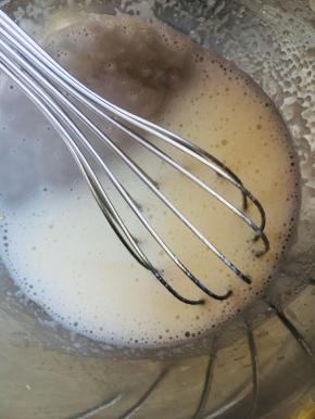 搅打到溶液变浓稠，表面看不到油花儿，完成乳化。