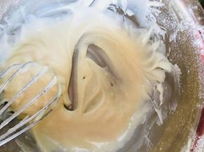 Z字搅拌，同时转动容器，将低粉搅拌均匀。