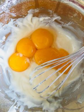 加入蛋黄，搅拌均匀