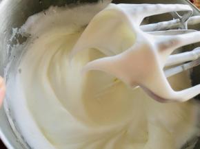 蛋白中加入柠檬汁和所有糖，打至小弯钩。