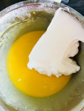 取三分之一蛋白，加入蛋黄溶液中。翻拌均匀。