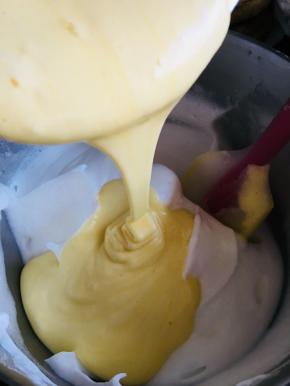 然后把它全部倒回到蛋白中。