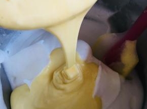 然后把它全部倒回到蛋白中。