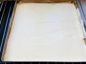 将面糊倒入模具中。震模！烤箱上火170，下火160.35分钟。具体温度感觉自己烤箱脾气调节。