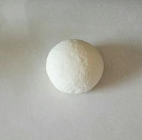 面团用料混合，和成团，盖上保鲜膜松弛30分钟。
