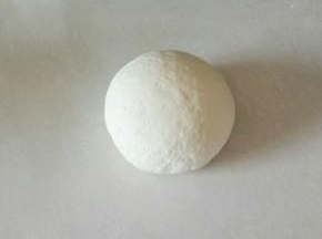 面团用料混合，和成团，盖上保鲜膜松弛30分钟。