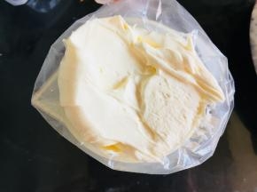 淡奶油加入糖打发。装入裱花袋。