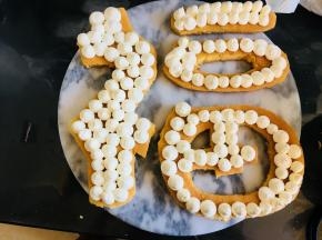 取蛋糕一层，挤满奶油