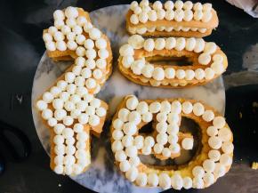 将另一片蛋糕覆盖于其上，挤满奶油，量根据自己喜好而定。