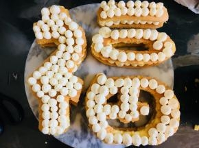 将另一片蛋糕覆盖于其上，挤满奶油，量根据自己喜好而定。