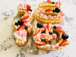 表面装饰你喜欢的水果，蛋白糖，棉花糖等等都可以。