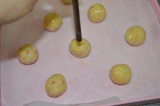 170度预热烤箱
在饼胚上擦一层蛋液
用筷子粗的一头在饼胚中间戳一个孔