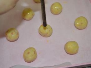 170度预热烤箱
在饼胚上擦一层蛋液
用筷子粗的一头在饼胚中间戳一个孔