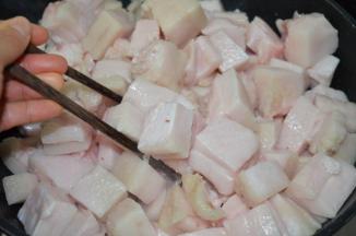 一开始可以用筷子把猪板油翻动一下的，
待水分蒸发得差不多，开始出油时转小火
可以不用动了，让它慢慢熬煮