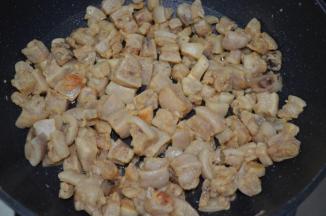 猪板油熬煮了一个小时左右就成油渣了，我一般熬煮到这个时候就不再煮了，因为越到后面的油色越深，变焦了的～剩下的油渣可以炒菜呢～