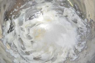 猪油打至顺滑，加入砂糖
打至混合变蓬松