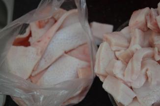 买的是这种带皮的猪板油，是最好的，不要拿那种软烂的…