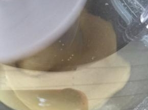 出膜后加入油，低速搅打再高速搅打。