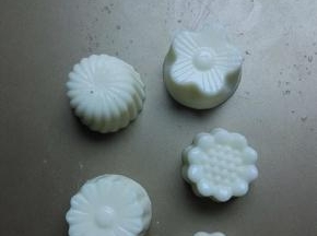 冰箱冷藏4小时以上或者冷冻2小时左右，倒出即可食用！
