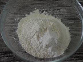 泡打粉、高筋粉放一起混合均匀