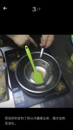 把泡好的吉利丁粉从冰箱冷藏拿出来，隔水加热至融化。