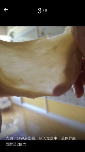 大约10分钟后出膜，放入盆或者盘中，盖保鲜膜发酵至2倍大。