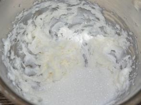 猪油打至顺滑，加入砂糖
打至混合变蓬松