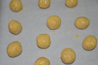 取25g一个，滚圆，
有间隔地排放到烤盘上
在饼胚表面擦一层蛋液
