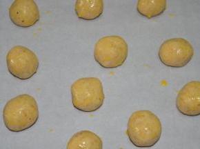 取25g一个，滚圆，
有间隔地排放到烤盘上
在饼胚表面擦一层蛋液