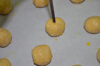 170度预热烤箱
用筷子在饼胚上戳一个孔（这里筷子反了～应该用粗的一头）