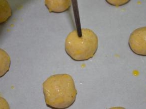 170度预热烤箱
用筷子在饼胚上戳一个孔（这里筷子反了～应该用粗的一头）