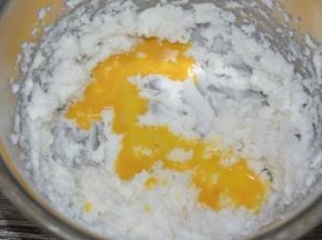 加入蛋液，打至完全融合