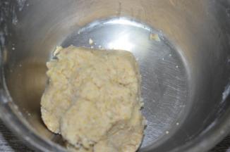 用手抓捏成团