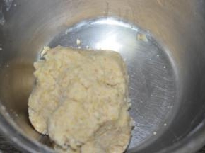 用手抓捏成团