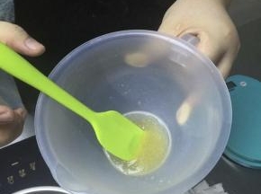 吉利丁粉加冷水，搅拌均匀，冰箱冷藏10分钟左右！