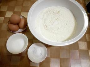 将食材准备好，小苏打提前用温水化开