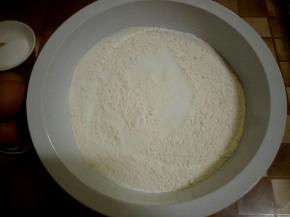 面粉里加盐搅拌均匀