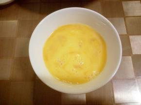 鸡蛋打散（是为了和面更均匀）